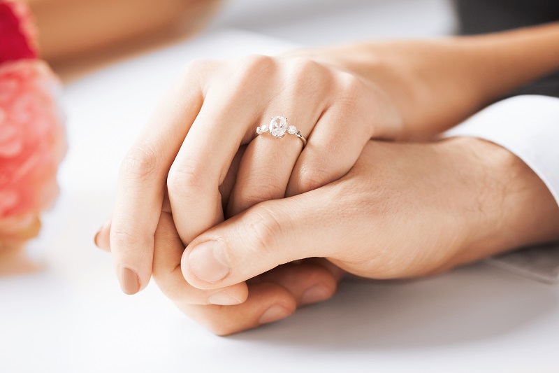Congratulations on Your Engagement: Tips for Gifts & Messages